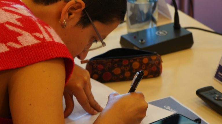 participant writing down thoughts on how to implement federalism in Syria during the workshop "Governance in Transition" organized by the European Center for Kurdish Studies